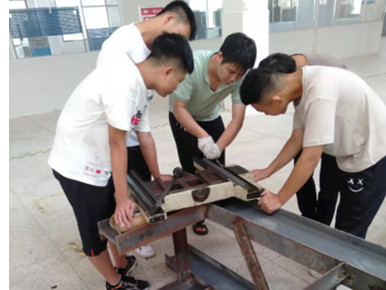 技术学校磨床指导